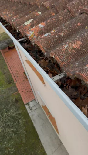 Nettoyage et entretien d'une gouttière bouchée à Toulouse, Toulouse, Les Toits Roses