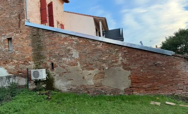 Poser une Zinguerie sur un Toit aux Angles Irréguliers, Toulouse, Les Toits Roses